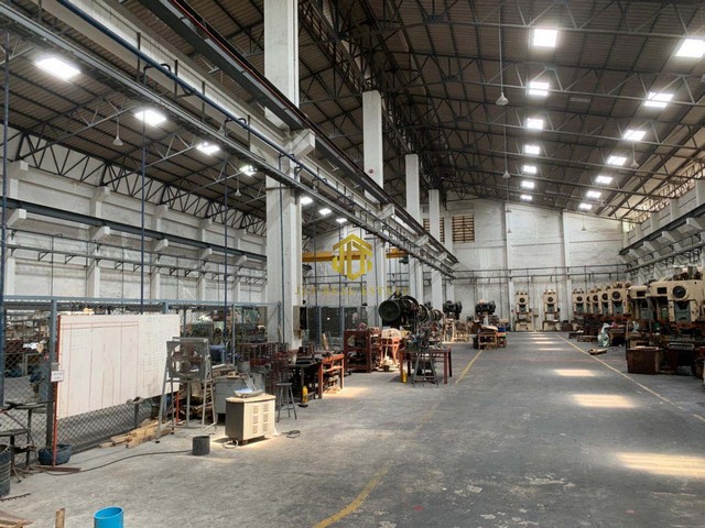 โกดังให้พื้นที่ใช้สอย 2200 ตรม. ผังสีม่วงเข้ม พระสมุทรเจดีย์ สมุทรปราการรหัสทรัพย์ : FR026(กรุณาใช้รหัสนี้ในการสอบถาม FR026)โกดังให้เช่าพื้นที่ใช้สอย 2200 ตรม.ในโรงงานมีออฟฟิศชั้นเดียวพื้นที่สีม่วงแท้ ขอรง.4 ได้อยู่ซอยสุขสวัสดิ์ 84ไฟฟ้า 3 เฟส 400 KVA น้ำ พร้อมใช้งานเครนไฟฟ้า 5 ตัน 2 ชุดพื้นรองรับน้ำหนัก 5 ตัน/ตรม.รถเทรลเลอร์เข้าออกได้เพดานสูงมากกว่า 10 เมตรค่าไฟยูนิตละ 4.5 บาทใกล