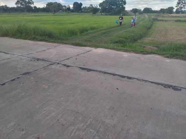 แบ่งขายที่ดินแกใหญ่ 2 ไร่ 1 งาน 16 ตารางวา เจ้าของที่ขายเอง สุรินทร์ ที่ตั้ง : ถนนสุรินทร์ ตำบลแกใหญ่ อ.เมือง  จ.สุรินทร์ https://maps.app.goo.gl/JpSYwtdJ4UskJrLu5ขนาดพื้นที่ : เริ่มต้น 152 ตารางวา รายละเอียดต้องการขายทิ้งคะ ที่ดินอยู่แยกเลี่ยงเมืองแกใหญ่ประมาณกม.4อยู่หลังโรงน้ำแข็งสินอุดม ประมาณ 500 เมตร มีโฉนด 6 ฉบับ แปลง 152 ตารางวา 2 แปลง 153 ตร.วา 4 แปลง แปลงละ 500,000 บาท  ซื้อก่อนเลือกได้ก่อนคะ ถนนจะต