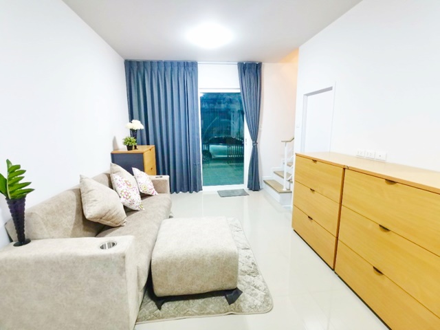 ม.กรุงเทพ ให้เช่าทาวน์โฮม 2ชั้น  21ตรว. ติดธรรมศาสตร์ รังสิต 2.49 กม. 152ตรม. 3นอน 3น้ำ เฟอร์ครบ บิ้วอินตกแต่งครบ สวยใหม่