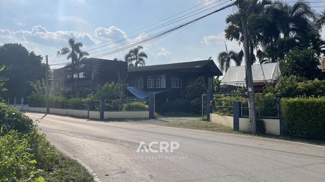 ขายที่ดินพร้อมบ้านตามสภาพ ต.หนองจ๊อม อ.สันทราย จ.เชียงใหม่ ที่ดิน 180.6 ตร.ว. มีบ้านไม้สองชั้น 3 ห้องนอน 2 ห้องน้ำ ติดถนนในซอยสายหลัก ทำเลดี ก่อนถึงบ้านมีร้านอาหารและร้านกาแฟชื่อดังมากมาย ใกล้ร้านโอ้กะจู๋สาขาสันทราย ตลาดรวมโชค โลตัส เดินทางไปเซ็นทรัลเฟสติวัลประมาณ 7 ก.ม.ขาย 4,860,000 บาท(รหัสทรัพย์ 00159101)Contact Us+66 (0)88 268 2000info@acuterealtyconsultant.comLine Official : @acrconsultanthttps://www.acr-partner.com