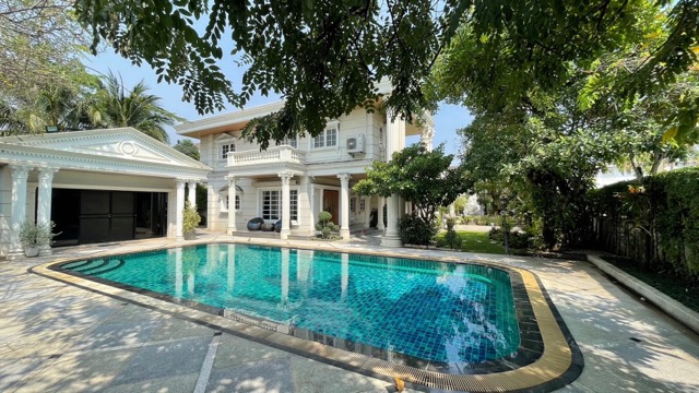 **บ้านเดี่ยวสุดหรูในย่านบางแวก, กาญจนาภิเษก**บ้านเดี่ยวหรูหรา ตั้งอยู่ในย่านที่มีความสะดวกสบาย มีประตูรีโมทส่วนตัวที่เชื่อมต่อกับถนนกาญจนาภิเษกโดยตรง ระยะทางจากตัวบ้านถึงถนนเพียง 10 เมตรเท่านั้น พื้นที่ดินทั้งหมด 432 ตารางวา และพื้นที่ใช้สอยรวม 1,400 ตารางเมตร- **ลักษณะและขนาดของบ้าน:** หน้ากว้าง 68 เมตร, ลึก 28 และ 26 เมตร, ด้านหลังกว้าง 58 เมตร และถนนในโครงการกว้าง 8 