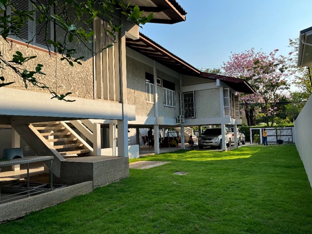 MRT สัมมากร 1.1 กม.เพียวเพลส รามคำแหง 1.4 กม. luxury แฟชั่น 3 กม.Renovateใหม่ เฟอร์Built-in บ้านเดี่ยวสไตลรีสอร์ท 3 นอน 2 น้ำ 305 ตร.ม.125 ตร.ว.  เสรีไทย57-61 สวนสวย ร่มรื่น สระว่ายน้ำ 37,899 b-m ถ. เสรีไทยPure Place Ramkhamhaeng 1.4 km. luxury Fashion 3km. MRT Sammakorn 1.1km. Newly renovated built-in furniture resort style house 3bed 2bath 305sq.m.125sq.wa. Khlong Kum School 0.5km. SeriThai 57-61 beautiful garden shady swimming pool 37,899 b-m SeriThai Rd.แยก - หมู่บ้านสหกรณ์ ถ.เสรีไทยแขวงรามอินทรา เขตคันนายาว กรุงเทพมหานคร 305 ตร.ม.125ตร.ว.305 sq.m.125sq.wa.3 ห้องนอน2 ห้องน้ำ1  ครัว3  �