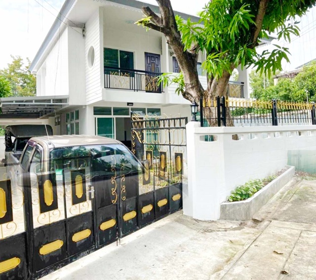 BTSพระโขนง 1.24 กม.สุขุมวิท71 สำนักงาน  BTS เอกมัย 1.9 กม.  บ้านเดี่ยวใหญ่มาก 2ชั้น 74ตร.วา เฟอร์ครบ บิวท์อินท์ 3 นอน 3 น้ำ 290 ตร.ม.49,999 B-M ตลาดสดคลองตัน 1กม .ปรีดี พนมยงค์ 8-14  รพ.คลองตัน 1.4 กม.  BTS PhraKhanong 1.24km. BTS Ekkamai 1.9km. Sukhumvit 71 Office 2-storey detached house Fully fur built-in 3bed 3bath 290sq.m. 74sq.wa.49,999B-M KhlongTan Market 1km. PridiBanomyong 8-14 KhlongTan Hospital 1.4km.แยก - คลองตัน ถ.สุขุมวิท71  ปรีดี พนมยงค์ 8-14 แขวงพระโขนงเหนือ เขตวัฒนา กรุงเทพมหานคร 10110290 ตร.ม.74 ตร.วา.290 sq.m.74 sq.wa.3 ห้องนอน3 ห้องน้ำ4 จอดร�