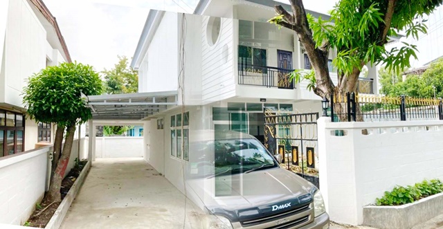 BTS เอกมัย 1.9 กม.  สุขุมวิท71 สำนักงาน บ้านเดี่ยวใหญ่มาก 2ชั้น 75ตร.วา เฟอร์ครบ บิวท์อินท์ 3 นอน BTSพระโขนง 1.24 กม.  3 น้ำ 295 ตร.ม.49,998 B-M ตลาดสดคลองตัน 1กม .ปรีดี พนมยงค์ 8-14  รพ.คลองตัน 1.4 กม.  แอร์ครบBTS Ekkamai 1.9km. Sukhumvit 71 Office 2-storey detached house Fully fur built-in 3bed 3bath 295sq.m. 75sq.wa. BTS PhraKhanong 1.24km. 49,998B-M KhlongTan Market 1km. PridiBanomyong 8-14 KhlongTan Hospital 1.4km. Fully A/Cแยก - คลองตัน ถ.สุขุมวิท71  ปรีดี พนมยงค์ 8-14 แขวงพระโขนงเหนือ เขตวัฒนา กรุงเทพมหานคร 10110295 ตร.ม.75 ตร.วา.295 sq.m.75 sq.wa.3 ห้องนอน3 ห�