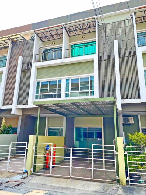 รามคำแหง 142-148 ให้เช่าทาวน์เฮาส์ 3ชั้น 3นอน 3 น้ำ 210 ตร.ม.18 ตร.วา. MRT คลองบ้านม้า 1.9 กม. เฟอร์บิวท์อิน เดอะพาซิโอ ทาวน์ 2กม.