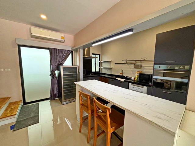 MRT ดอนเมือง 1.7 กมรร. พระหฤทัย 0.4 กม.ติดตลาดบุญอนันต์ 0.2กม. จัดเต็มเฟอร์ build in ทาวน์โฮม 3 ชั้น 3นอน 3น้ำ 4แอร์ 195 ตร.ม.22ตร.วา.