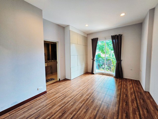บ้าน แกรนด์ บางกอก บูเลอวาร์ด สาทร (กัลปพฤษ์) 4 นอน 5 BATHROOM 90 ตาราง.วา 0 ngan 0 RAI 21500000 thb   บรรยากาศส่วนตัว บ้านแปลงมุม สภาพดี แต่งครบ พร้อมเข้าอยู่