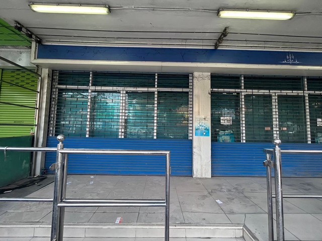 ขายอาคารพาณิชย์ 4 ชั้นครึ่ง ติดถนน 6 เลน 3 คูหาทะลุกัน เพชรเกษม 81/6 ต.หนองแขม อ.ภาษีเจริญ กรุงเทพฯ