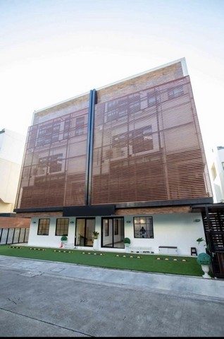 ขายโฮมออฟฟิศโครงการ DISTRICT เอกมัย-รามอินทรา (นวลจันทร์) ตกแต่งพร้อมดำเนินธุระกิจ พร้อมที่จอดรถหน้าอาคาร 10คัน การเดินทางสะดวกได้หลายเส้นทางติดต่อ อรัชพร 081-4-888-799Line id:house169ราคาขาย        29,000,000.-ลบ.ค่าใช้จ่ายการโอน  50/50อาคารหันหน้าทิศตะวันตกเฉียงเหนือรายละเอียดอาคารโฮมออฟิศสูง 4ชั้น 2คูหาติดกัน ขนาดที่ดิน 89.4ตรว. เนื้อที่ใช้สอย 900ตรม. หน้ากว้าง 20ม.ภายในตกแต่งเพื่อการใช้สอยดังน