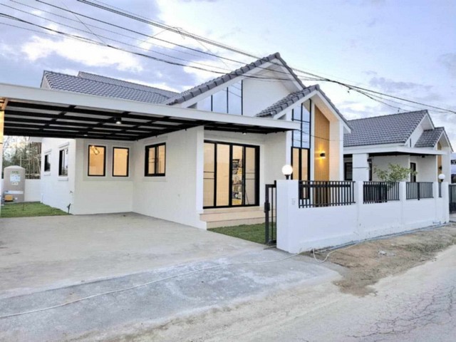 ขายบ้านใหม่โมเดิร์น51ตรว. 3นอน2น้ำ 2.49ลบ. ฟรัโอน ของแถม ใกล้ รร.นานาชาติลานนา ต.บ้านแหวน อ.หางดง เชียงใหม่เหลือ 1 หลังสุดท้ายแล้ว บ้านแหวน หางดง#หาบ้านใกล้โรงเรียนนานาชาติ - บ้านสไตล์โมเดิร์น- ผ่อนเบาเพียง 9,000 บาท - ไม่ต้องมีเงินดาวน์- ไม่มีค่าส่วนกลาง ราคาเพียง : 2.49 ล้านบาท (2,490,000 บาท) ฟรีโอนพื้นที่ 51 ตรว พื้นที่ใช้สอย 125 ตรม.3 ห้องนอน 2 ห้องน้ำ 1 ห้องครัว  2 ที่จอดรถ------------------------------------