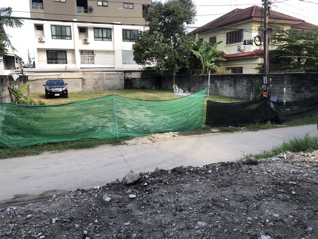 ขายที่ดินเปล่าทำเลดี กลางใจเมือง อยู่ในซอยลาดพร้าว 25 แยก 2 ที่ดินแปลงสวย เข้าซอยเพียง 540 ม. ใกล้ MRT สถานีลาดพร้าวประมาณ 950 ม.รายละเอียดทรัพย์สิน1. เนื้อที่ดิน 96 ตรว.2. รูปทรงสี่เหลี่ยมผืนผ้า3. ขนาดกว้าง 16 ม. ลึก 24 ม.4. ทิศหน้าทรัพย์ : ทิศตะวันตก5. ในซอยเป็นบ้านพักอาศัยค่อนข้างเงียบสงบ6. ปากซอยมี 7-11 และธ.กสิกรไทยสถานที่ใกล้เคียง1. รถไฟฟ้า MRT สายสีน้ำเงินและสีเหลือง สถานีลาดพร