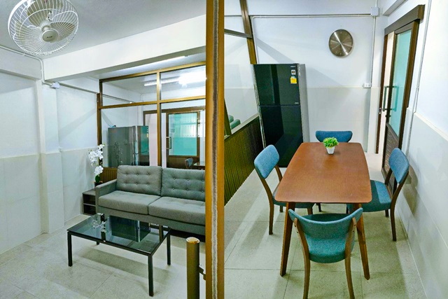 ให้เช่าทาวน์โฮม 2ชั้น ทำเลกลางเมือง BTSสุรศักดิ์ 2กม. เทอร์มินอล21 พระราม 3 1กม. 2 นอน 2น้ำ 3 แอร์ เฟอร์-ไฟฟ้าครบ 24ตร.วา. เซนต์หลุยส์ 3กม.