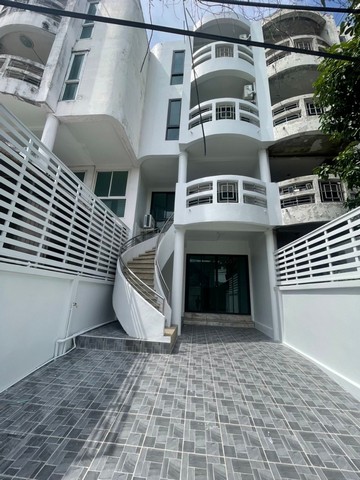 ขาย เช่า บ้านทาวเฮ้าส์ 4 ชั้นทำใหม่ทั้งหมด อยู่หลังเซนทรัลรามอินทรา ใกล้สถานีรถไฟฟ้าสีเขียวและชมพูเพียง 5 นาที