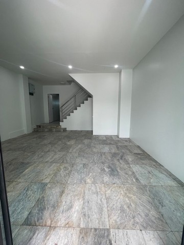 ขาย เช่า บ้านทาวเฮ้าส์ 4 ชั้นทำใหม่ทั้งหมด อยู่หลังเซนทรัลรามอินทรา ใกล้สถานีรถไฟฟ้าสีเขียวและชมพูเพียง 5 นาที