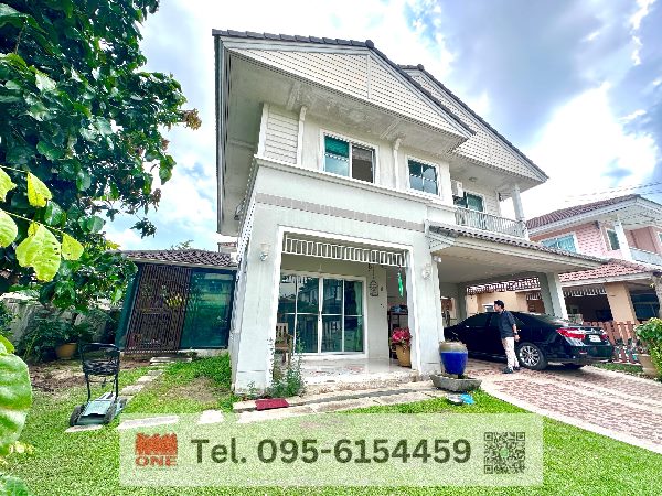 รายละเอียด•ขนาด 67.3 ตรว. พื้นที่ใช้สอย 220 ตรม.•หน้าบ้านหันทิศเหนือ•4 นอน 3 น้ำ 4 แอร์•ชั้น 1 มีห้องรับแขกขนาดใหญ่ 1 พื้นชั้นล่างปูด้วยกระเบื้องแกรนิโต้•ต่อเติมครัวไทยด้านหลัง•มีห้องเฉลียงข้างบ้าน ต่อเติมเป็น Glass House ได้•ชั้น 2 ปูด้วยพื้นไม้ลามิเนต•ทั้งโครงการมี 390 ยูนิต•จอดรถในบ้าน 2 คัน นอกบ้าน 1 คัน ถนนส่วนกลางหน้าบ้านกว้างขวาง•โครงสร้างบ้านแข็งแรง, สิ่งแวดล้อมบ