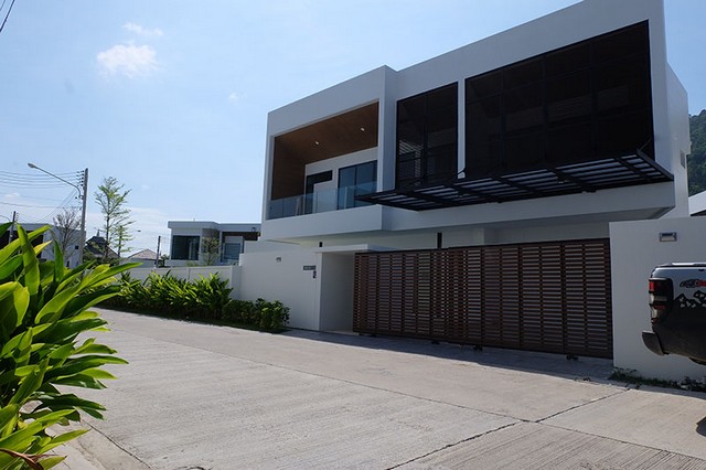 ขายบ้านเดี่ยว Casa Riviera ภูเก็ต บ้านเดี่ยว Pool Villa สุดหรูพร้อมสระว่ายน้ำส่วนตัว Casa Riviera  รายล่ะเอียดพื้นที่ 71.8 ตารางวาที่ดินสวย สี่เหลี่ยมผืนผ้าหน้ากว้าง 21 เมตรพื้นที่ใช้สอย 200 ตารางเมตรบ้านใหม่สร้างเสร็จแล้ว พร้อมเข้าอยู่ B4- ห้องนอน 3 ห้อง- ห้องน้ำ 3 ห้อง- ห้องครัว 1 ห้อง- ห้องรับแขก 1 ห้อง- ห้องพักผ่อน 1 ห้อง- ที่จอดรถ 2 คัน- สระว่ายน้ำขนาดใหญ่ภายในบ้าน- สวนหย่อมนั่งเล่นสถานที่�