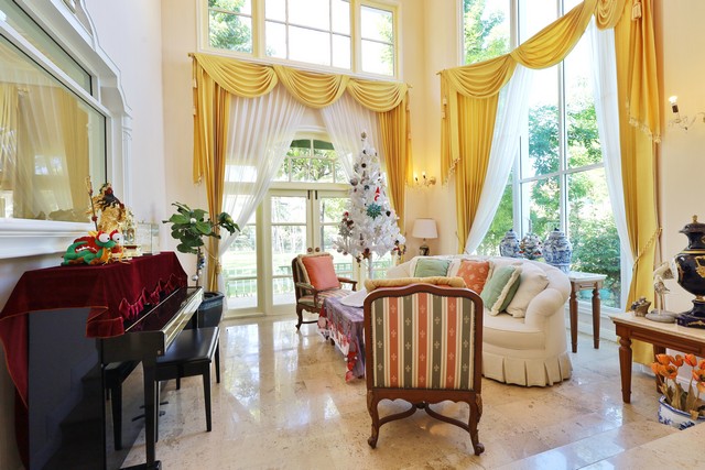 บ้าน ลดาวัลย์ เลคโคโลเนียล 4 นอน 150 sq.wa 18000000 B. ใกล้ - ทำเลทอง เป็นบ้านหลังริม อยู่ต้นโครงการ ติดสวน บ้านสภาพดีมาก พร้อมอยู่