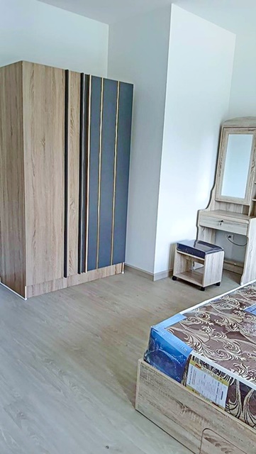 ตรงข้ามมาร์เก็ตวิลเลจรังสิต400ม รร. นานาชาติสยาม 1.5 กม..2ชั้น 3นอน 3น้ำ 175 ตร.ม.22 ตร.วา. โลตัส ลำลูกกา คลอง4 1.9 กม.ถ.รังสิต-นครนายก