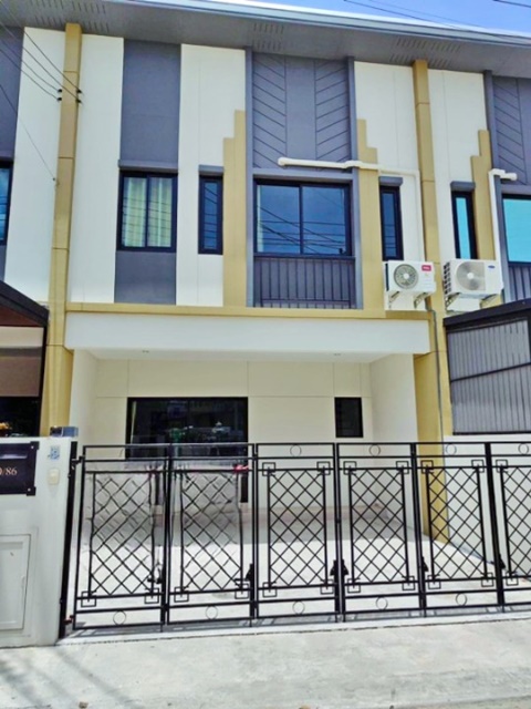 ทำเลดีห้เช่าทาว์เฮ้าส์ 2 ชั้น ตรงข้ามมาร์เก็ตวิลเลจรังสิต400ม.3นอน 3น้ำ 185ตร.ม.23ตร.วา. รร. นานาชาติสยาม 1.5 กม. 11,998 b-m เทสโก้ โลตัส ลำลูกกา คลอง 4 1.9 กม.ถ.พระองค์เจ้าสาย-รังสิต-นครนายก  รพ. เอกปทุม 3.6 กม.ถนนใหญ่ 20 ม.Opposite Market Village Rangsit 400m. 2-storey townhouse for rent 3bed Siam Inter School 1.5 km.  3bath 185sq.m. 23sq.wa. Tesco Lotus LamLukKa Khlong4 1.9 km. PhraOngChao Sai-Rangsit-Nakhon Nayok Rd. 11,998 b-m Ekpathum Hospital 3.6 km. Main road 20 m.    แยก - ธัญบุรี ถ.พระองค์เจ้าสาย-รังสิต-นครนายก แขวงบึงยี่โถ เขตธัญบุรี จังหวัด