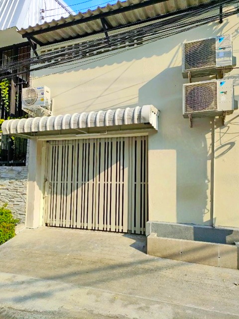 ทำเลกลางเมือง เทอร์มินอล21 พระราม 3 1 กม.ให้เช่าทาวน์โฮม 2ชั้น 2 นอน 2น้ำ 3 แอร์ เฟอร์ ไฟฟ้าครบ 215 ตร.ม. 24ตร.วา.24,999 b-m เซนต์หลุยส์ 3กม.  โฮมโปร พระราม 3 1.1 กม. เจริญราษฎร์  พร้อมอยู่ BTSสุรศักดิ์ 2กม. BTS Surasak 2km. Terminal21 Rama3 1km. Townhouse for rent 2Storeys 2bed 2bath 3a/c full fur and electricity 215sq.m. 24sq.wa. 24,999b-m. St.Louis 3km. HomePro Rama3 1.1km. CharoenRat ready to move in.ถ.พระราม3-เจริญราษฎร์ แขวงบางโคล่ เขตบางคอแหลม กทม.215ตร.ม. 24ตร.วา.215sq.m. 24sq.wa.2 ห้องนอน 2 ห้องน้ำ4 แอร์2 จอดรถแอร์ ห้องนอน 2 เครื�