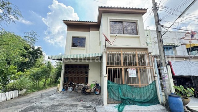 ทาวน์เฮ้าส์ 2 ชั้น หมู่บ้าน พูนสินธานี 1 หลังมุม ใกล้สนามบินสุวรรณภูมิ