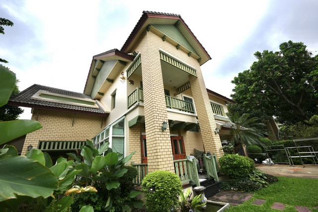 ขายบ้านเดี่ยว พฤกษ์ภิรมย์ รีเจ้นท์ เกษตร-นวมินทร์ ขนาดที่ดิน134.1 ตร.วา ซอยรามอินทรา 14(ซ.มัยลาภ)หลังมุมใกล้รถไฟฟ้าสีชมพูที่ตั้ง  ซอย รามอินทรา 14 แยก 18 แขวง ท่าแร้ง เขต บางเขน กรุงเทพมหานคร 10220รายละเอียดบ้าน- เจ้าของโครงการ Q.House- บ้านเดี่ยวแบบใหญ่ หลังมุมนอก - ขนาดที่ดิน 134.1 ตารางวา ขนาดพื้นที่ใช้สอย 340 ตารางเมตร- จอดรถได้ 2 คัน- บ้านหันทิศเหนือ- 4 ห้องนอน 4 ห้องน้ำ 1รับแขก  1รับ