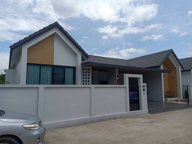 ขายบ้านเดี่ยวชั้นเดียว 68.5ตรว. 3นอน2น้ำ 3.49ลบ. ฟรีเฟอร์ของแถม ใกล้ตลาดท่ารั้ว ต.สันปูเลย อ.ดอยสะเก็ด เชียงใหม่ขายบ้านเดี่ยวชั้นเดียว มือสอง ทรงสไตล์นอร์ดิกบ้านสภาพสวยพร้อมเฟอร์นิเจอร์ฟรี ทั้งหลัง พร้อมเข้าอยู่ต่อบ้านเสร้างเสร็จ กลางปี 2567*** ขายราคา 3,490,000 บาท โอนคนละครึ่ง ****พื้นที่ดิน 68.5 ตรว. พื้นที่ใช้สอย 145ตรม.พิกัด ซอย 6 หมู่ 5 วงแหวน3 ท่ารั้ว ต.สันปูเลย อ.ดอยสะเก็ด เช