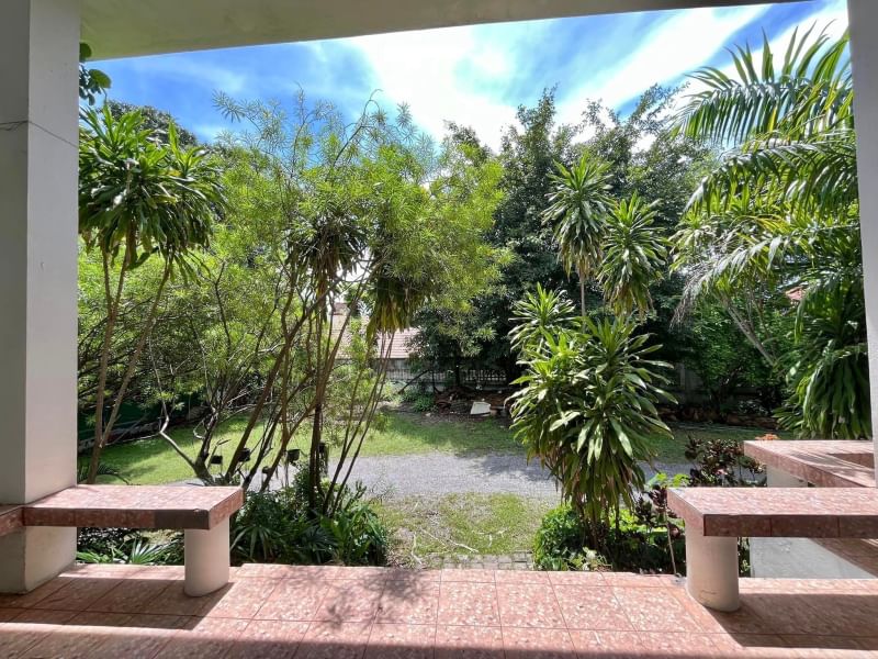 ให้เช่าอาคารสำนักงาน 2 ชั้น พื้นที่ทั้งหมดราว 600 ตรม. ไม่รวมที่จอดรถม.4 ต.สันผักหวาน อ.หางดง จ.เชียงใหม่รหัส AOM 1289เช่าอาคารสำนักงาน 2 ชั้น พื้นที่ทั้งหมดราว 600 ตรม.  (กว้างและร่มรื่นมากกก) ม.4 ต.สันผักหวาน อ.หางดง จ.เชียงใหม่ เข้าออกได้หลายเส้นทาง ลูกค้าต้องทำระบบไฟใหม่เอง7 ห้อง 2 โถงห้องน้ำแยก ช-ญ อย่างละ5ห้องโถงลานซีเมนต์ 1 ระเบียงที่จอดรถประมาณ10คันเช่ารายเดือน 60,000฿ (ต่อ