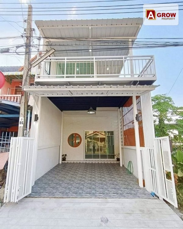 ม.บางบัวทอง หลังมุม ทาวน์เฮ้าส์ 2 ชั้น รีโนเวทใหม่ทั้งหลัง ต่อเติมเทอเรชหน้าบ้าน ต่อเติมเทอเรซนั่งชิลล์หลังบ้านชมวิวทุ่งนา