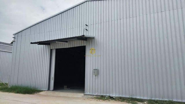 โกดังให้เช่าขนาด 300-520 ตรม. ใกล้ท่าเรือแหลมฉบัง ชลบุรีรหัสทรัพย์ : FR151(กรุณาใช้รหัสนี้ในการสอบถาม FR151)มีว่าง 6 หลังโกดังขนาด 300-520 ตรม.ไฟฟ้า 3 เฟส น้ำประปารถเทรลเลอร์เข้าออกได้น้ำไม่ท่วมห่างท่าเรือแหลมฉบัง 9.5 กม.พิกัด : ต.บางละมุง อ.บางละมุง จ.ชลบุรีราคาเช่า 150 บาท/ตรม./เดือนTel: 062-6284052 (Thai)Line ID: 0626284052Tel: 085-1498866 (Chinese, English)Line ID: 0851498866Wechat: zhou20171188Facebook Fanpage: JLT Real Estate ซื้อ/ขาย/เช่า โรงงาน บ้าน ที่ดิน อสังหาริมทรัพ