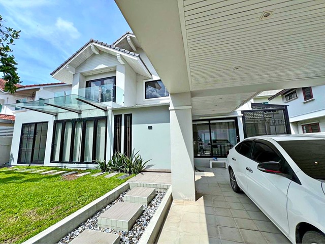 BTS สำโรง 1.9 กม. แหล่งชุมชน ตลาดต้นไทร 400 ม.อิมพีเรียล เวิลด์ สำโรง  1.3 กม.จัดเต็มเฟอร์ บิวท์อิน บ้านเดี่ยว 2 ชั้น 3 นอน 4 น้ำ 280 ตร.ม. 72 ตร.วา.44,999 b-mซ.ลาซาล 2-8 ไบเทค บางนา 1.3 กม.ถ.สุขุมวิท 105 บางนา-ตราด แหล่งเศรษฐกิจ คนพลุกพล่านเดินทางสะดวกBTS Samrong 1.9 km. Imperial World Samrong 1.3 km. Fully furnished built-in 2-storey detached house 3 bed 4 bath 280 sq.m. 72 sq.wa. 44,999 b-m. Community area Ton Sai Market 400 m. Soi Lasalle 2-8 Bitec Bangna 1.3 km. Sukhumvit 105 Bangna-Trad Road. economic area Crowded convenient transportationถ.บางนา-ตราดแขวงบางนาใต้ เขตบางนา กรุงเ