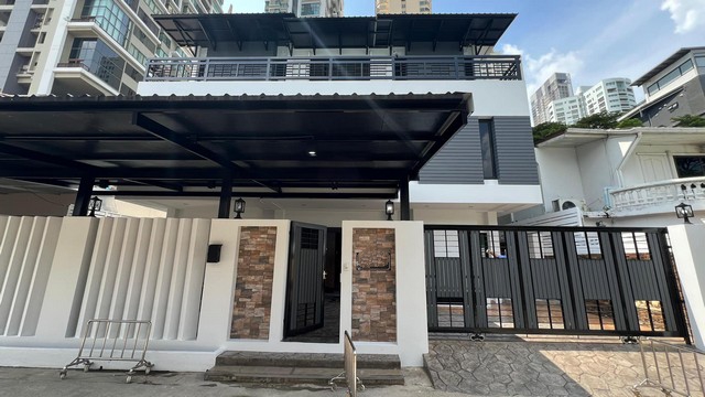 HR1913ให้เช่าบ้านเดี่ยว 3 ชั้น เนื้อที่ 66 ตรว.สุขุมวิท 26 แต่งสวยพร้อมอยู่ เหมาะอยู่อาศัยหรือทำออฟฟิศรหัสประกาศ HR1913ค่าเช่าบริษัท: 250,000 บาท / เดือนค่าเช่าส่วนบุคคล: 225,000 บาท / เดือนติดต่อ : คุณพร 0938091444 (เบอร์นี้แอดไลน์ได้คะ),โทร 0939833259ID Line : henghengpaulaหรือAdd Line : https://line.me/ti/p/OJD66Ug_1Oให้เช่าบ้านเดี่ยว 3 ชั้น เนื้อที่ 66 ตรว.สุขุมวิท 26 แต่งสวยพร้อมอยู่ เหมาะอยู่อาศัยหรือทำออฟฟิศ5 ห้องนอน 3 Walk in Closet5 ห้องน้ำ1 ห