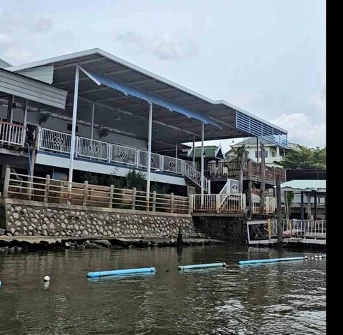 HR1912พื้นที่ให้เช่าพร้อมอาคาร เนื้อที่ 300 ตรว.ริมน้ำเจ้าพระยา อ.เมือง ปทุมธานี เหมาะทำร้านอาหารรหัสประกาศ HR1912เช่า 80,000 บาท ต่อเดือนติดต่อ : คุณพร 0938091444 (เบอร์นี้แอดไลน์ได้คะ),โทร 0939833259ID Line : henghengpaulaหรือAdd Line : https://line.me/ti/p/OJD66Ug_1Oพื้นที่ให้เช่า หน้ากว้าง 23 เมตร ลึก 52 มพื้นที่ใช้สอย 1165 ตรม (300 ตร.วา)เหมาะทำร้านอาหาร โกดังสินค้า ธุรกิจทางน้ำ หรือสถานที่จัดงานต่างๆตกแต่งเพิ่มอย่างเดียวไม่ต้อ