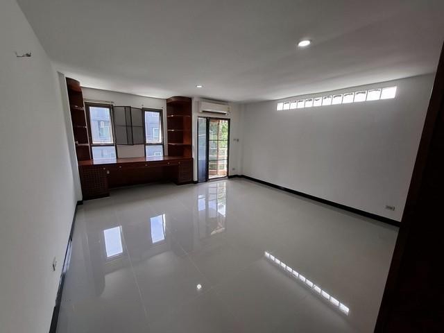 C4706 ให้เช่าทาวน์เฮ้าส์ 3 ชั้น ซอยลาดพร้าววังหิน 48 ย่านลาดพร้าว ใกล้พลาซ่า ลากูน