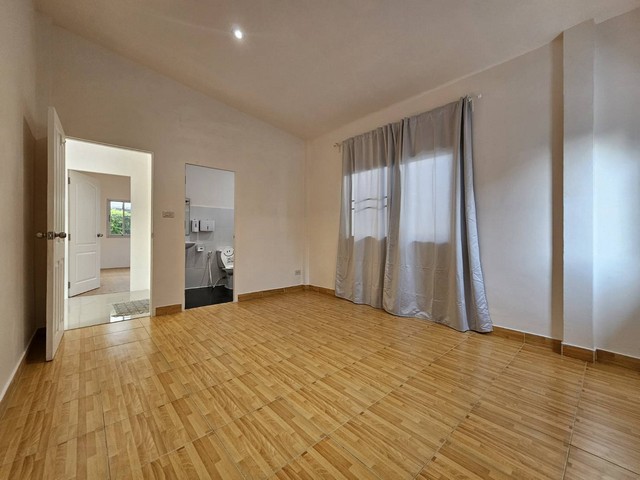 HR  340ให้เช่าบ้านเดี่ยว  เสนา  โชคชัย 4  วังหิน  นาคนิวาสสนใจติดต่อ  คุณเจี๊ยบ  Tel. 081  416  4142     Tel. 094  448  5038  id  : jeab_chick    (สามารถแอดไลน์ สอบถามได้ 24 ชม. คะ)ขนาดพื้นที่  56 ตรว. พื้นที่ใช้สอย  120  ตรม. ราคา  32,000  บาท/เดือนสัญญาขั้นต่ำ  1  ปีประกัน 2  เดือน +  ล่วงหน้า  1  เดือนบ้านเดี่ยว ชั้นเดียว3 ห้องนอน 2 ห้องน้ำ 1  แอร์ม่าน1 ครัว 1 ห้องนั่งเล่น2 ระเบียงหน้า/หลังบ้าน2  ที่จอดรถ#จำนอง#ขายฝาก#เช่า  #ซื้อ สนใจติดต