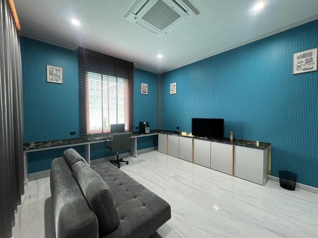 C4693 ขายบ้านเดี่ยว 2 ชั้น มี 5 ห้องนอน บิวอินทั้งหลัง พร้อมเฟอร์นิเจอร์ สระว่ายน้ำส่วนตัว ย่านรามคำแหง 2 ใกล้เมกะบางนา