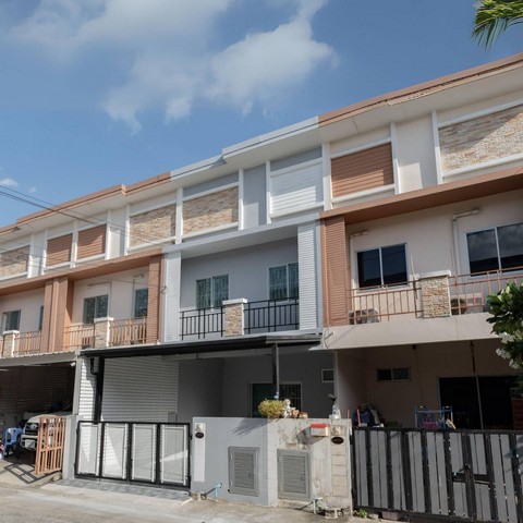  ขาย ขาย ขาย ทาวเฮ้าส์สองชั้นรีโนเวทใหม่ หมู่บ้านเดอะเฟิร์สโฮม วงแหวนลำลูกกาคลอง 3   ราคาเพียง 2,550,000 บาท พื้นที่  20.4 ตร.ว หน้ากว้าง 5 เมตรสูง 2 ชั้น 4 ห้องนอน 2 ห้องน้ำชั้นบนกระเบื้องแกรนิตโต้ ชั้นล่างปูพื้นกระเบื้อง  รีโนเวทงานโครงสร้าง ทาสี ปั้มน้ำ แทงค์น้ำต่อเติมลานจอดรถ จอดรถในบ้านได้ ใกล้โรงพยาบาลสินแพทย์ ลำลูกกา โรงพยาบาลภูมิพล  ห้างสรรพสินค้าเซียร์รังสิต บ