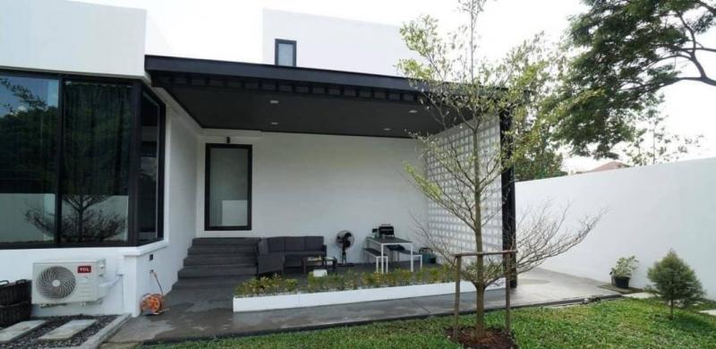 ลดราคาขายเพียง 5.9 ล.เท่านั้น บ้าน 2 ชั้น 121.5 ตรว. สไตล์โมเดิร์น พร้อมเฟอร์นิเจอร์ทั้งหมด สารภี ด้านหลังสนามหญ้ากว้าง ลงสระว่ายน้ำได้​ค่ะ