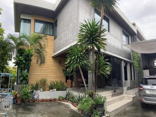 FPL1144ขายด่วน บ้านเดี่ยว 2 หลัง พร้อมโกดังเก็บของ บนเนื้อที่ 164 ตรว. ซอยลาดพร้าว 101 บ้านสภาพดีมาก หลังมุม ใกล้เซ็นทรัลอีสวิลล์