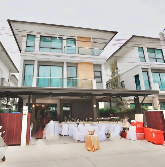 HR1917ให้เช่าหมู่บ้านเดี่ยว หมู่บ้านศุภลัยเอสเซ้นต์-สวนหลวง ตกแต่งสวยพร้อมอยู่ ใกล้สวนหลวง ร.9รหัสประกาศ HR1917ค่าเช่า 180,000 บาทต่อเดือนติดต่อ : คุณพร 0938091444 (เบอร์นี้แอดไลน์ได้คะ),โทร 0939833259ID Line : henghengpaulaหรือAdd Line : https://line.me/ti/p/OJD66Ug_1OHR1917ให้เช่าหมู่บ้านเดี่ยว หมู่บ้านศุภลัยเอสเซ้นต์-สวนหลวง ตกแต่งสวยพร้อมอยู่ ใกล้สวนหลวง ร.9พื้นที่ใช้สอย 321 ตร.ม. บ้าน DOUBLE VOLUME บ้านสวย หรู แต่งพร้อมอยู่ อุปกรณ์เ