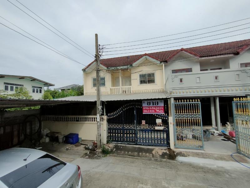  ขายทาวน์เฮ้าส์ 2 หลัง ทะลุกัน หมู่บ้านสินทวีงามเจริญ ท่าข้าม พระราม 2  อยู่หลังริมท้ายซอย ต้นโครงการ สภาพดี เนื้อที่เยอะถึง 41 ตรว. ราคาดีงามมาก  ที่ตั้ง ซ.อนามัยงามเจริญ 27 ซอย 1/2 เนื้อที่ 41 ตร.วา พื้นที่ใช้สอย 200 ตรม. 4 ห้องนอน 3 ห้องน้ำ 1 ห้องเก็บของ 1 ครัวต่อเติมลงเข็มอย่างดี จอดรถได้หลายคัน ราคาเพียง 3,560,000 บาท✨ จุดเด่นของบ้าน - หลังริมเนื้อที่เยอะ อยู่ต้นโครงการ - โครงสร