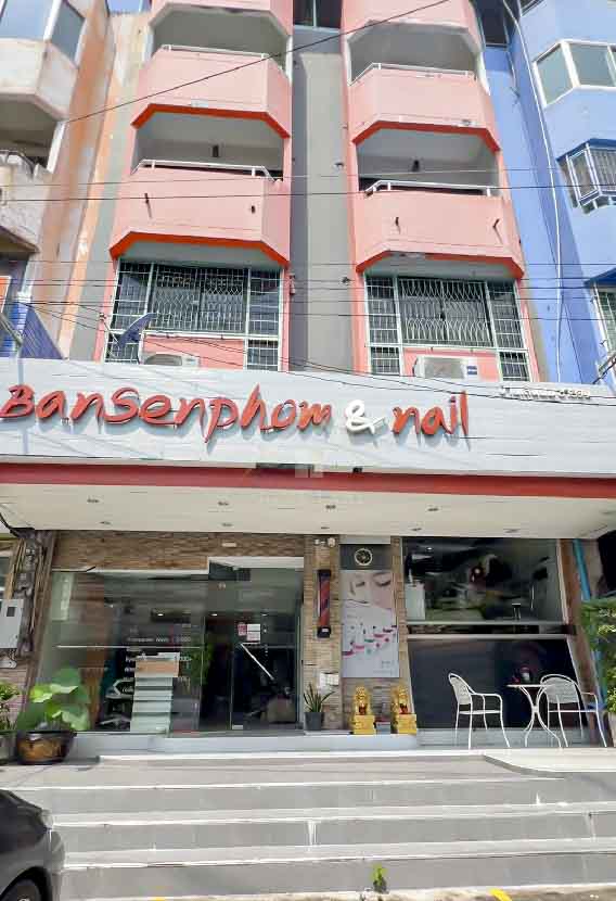 RHL058เช่า อาคารพาณิชย์ 4 ชั้น 2 คูหา ทำเลทอง ใกล้ โรบินสัน ศรีราชาที่ตั้ง : ตำบล ศรีราชา อำเภอศรีราชา ชลบุรี 20110รายละเอียด- กว้าง 12 เมตร ลึก 20 เมตร- พื้นที่ขนาด 32 ตร.ว. พื้นที่ใช้สอย 900 ตร.ม.- 4 ห้องนอน 4 ห้องน้ำ- 1 ห้องครัว- ที่จอดรถ 4 คัน- ทิศใต้สถานที่ใกล้เคียง- เซเว่น - อาทาระ มอลล์ ศรีราชา- โรงพยาบาลสมเด็จพระบรมราชเทวี ณ ศรีราชา- โรงเรียนอัสสัมชัญศรีราชา- โรบินสัน ศรีราชาแผนที่ : h