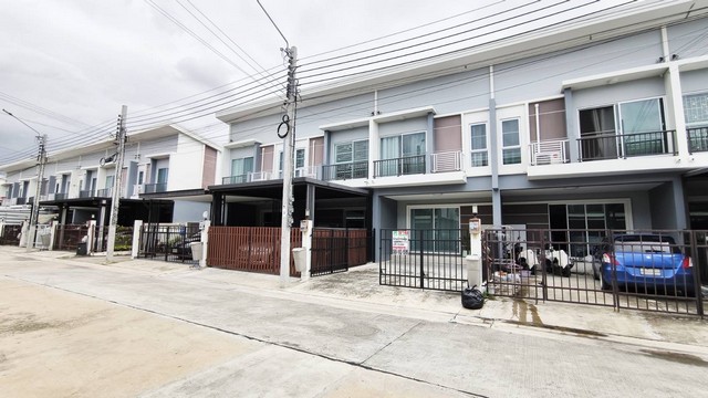 ขายบ้านทาวน์โฮม 2 ชั้น ศุภาลัย วิลล์ เพชรเกษม 69 หนองแขม​ ทำเลดี เดินทางง่าย ใกล้สิ่งอำนวยความสะดวก ราคา 2,699,900 บาทขนาด 20.7 ตรว. หน้ากว้าง 5.5 เมตร จอดรถได้ 2 คันมี 3 ห้องนอน 2 ห้องน้ำบรรยากาศเงียบสงบ..นอนสบายไม่ได้ยินเสียงรถ.. เพื่อนบ้านดีเป็นมิตร หมู่บ้านอยู่ในแวดล้อมและสังคมที่ดีถนนภายในโครงการกว้างมาก รถสวนทางกันได้ในซอยบ้านมือสอง สภาพ​นางฟ้าแบบเดิมๆ ไม่รั่ว​ ไม