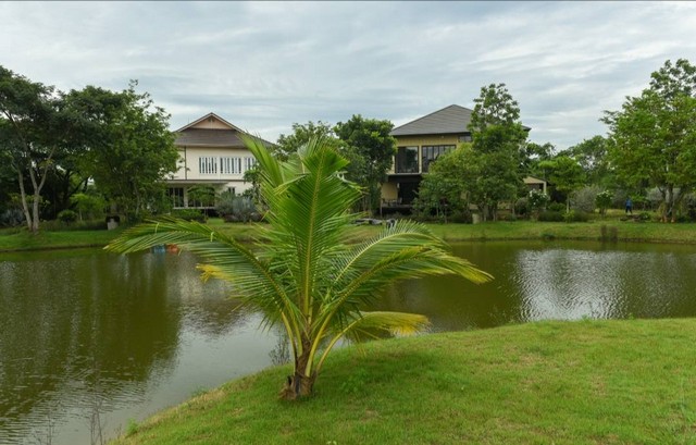 ที่ดินพร้อมบ้านติดแอ่งน้ำตกคลองตะคอง ปากช่องเขาใหญ่ พร้อมบ้าน 2 หลัง 7 ห้องนอน 9 ห้องน้ำ ห้องโถง ห้องครัว ห้องทำงาน พร้อมเฟอร์นิเจอร์และเครื่องใช้ บ้านพักคนงาน 1 หลัง 2 ห้องนอน แยกต่างหากที่ดินโฉนด 10-0- 63 ไร่ 4,063 ตารางวา ถนนมิตรภาพ ตำบลขนงพระเหนือ อำเภอปากช่อง จังหวัดนครราชสีมา✅✅ ขายราคารวม 80 ล้านบาท (ตารางวาละ 19,690 บาท) ✅✅✅ ที่ดินสวยงามอบอุ่นและสะดวกสบายเพื่ออยู่อ