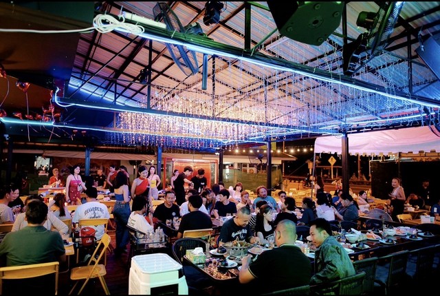 เซ้งร้านเหล้า ทำเลดี มีลูกค้าประจำ ย่านไทรน้อย บางบัวทอง  มี 2 โซน indoor outdoor 