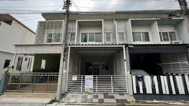 ขาย บ้านทาวน์เฮาส์ 2 ชั้น 16 ตร.วา  โครงการ วีวิลเลจ คลองหลวง คลอง 2