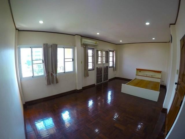 C4728 ให้เช่าทาวน์โฮม 3 ชั้น ซอยปรีดีย์พนมยงค์13 ย่านพระโขนง ใกล้BTSพระโขนง