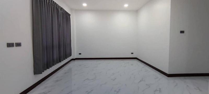 ให้เช่าโฮมออฟฟิศ เนื้อที่ 52 ตารางวา 3 ชั้น 2ห้องใหญ่ 3ห้องน้ำ มีห้องทำงานบิ้วอินอย่างดี 1 ห้อง ถนนเอกชัย