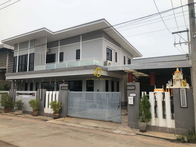 ขายโรงงานขนาด 216 ตรม. ผังสีชมพู ต.นาดี อ.เมืองสมุทรสาครรหัสทรัพย์ : FS073(กรุณาใช้รหัสนี้ในการสอบถาม FS073)ขายโรงงานขนาด 216 ตรม.อาคารสำนักงาน 2 ชั้น 252 ตรม.ชั้นล่าง ห้องอเนกประสงค์ 3 ห้องชั้นบน ห้องนอน 3 ห้อง มีห้องน้ำในตัวด้านหลังใช้เป็นพื้นที่โรงงานเนื้อที่ทั้งหมด 2 งานผังเมืองสีชมพูมีใบอนุญาตประกอบกิจการโรงงานไฟฟ้า 3 เฟส หม้อแปลง 50 KVAโรงงานอยู่ในย่านอุตสาหกรรมพื้นโก