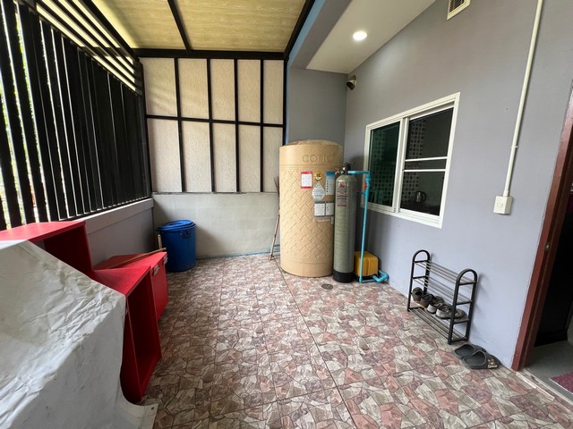 ขายอาคารพาณิชย์ เนื้อที่ 25.6 วา ฮวงจุ้ยดี 3 ชั้น 4 นอน 5 น้ำ เหมาะทำค้าขายเเละอยู่เป็นครอบครัว  มีแอร์ครบทุกห้อง น่าอยู่มาก เหมาะทำการค้า